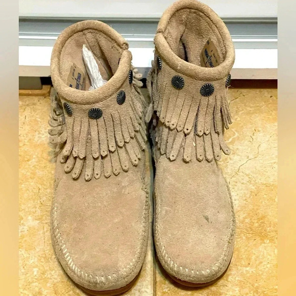 Women's MINNETONKA Moccasins 2 Layer Fringe Suede Zip Booties Boots beige Sz 6 - Picture 1 of 7